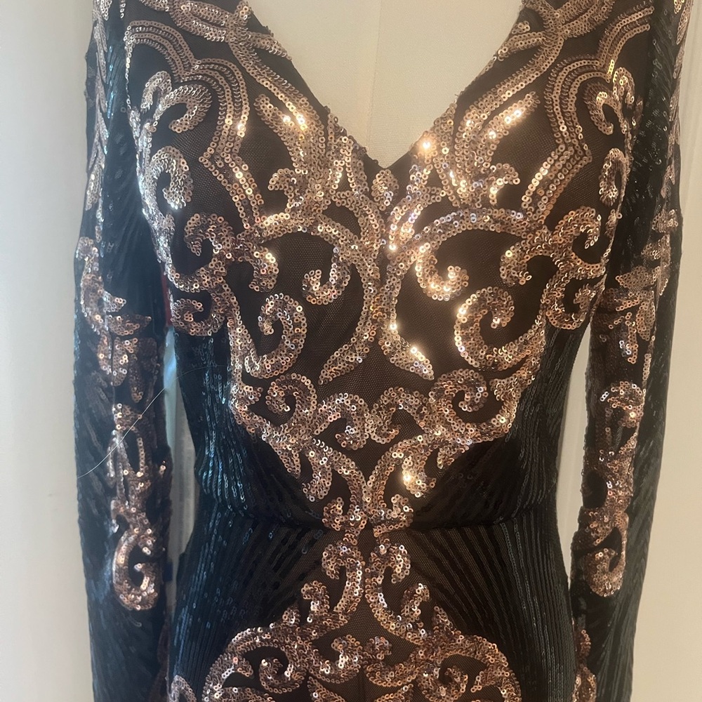 Elegant Black and Gold Sequin Long Sleeve Dress